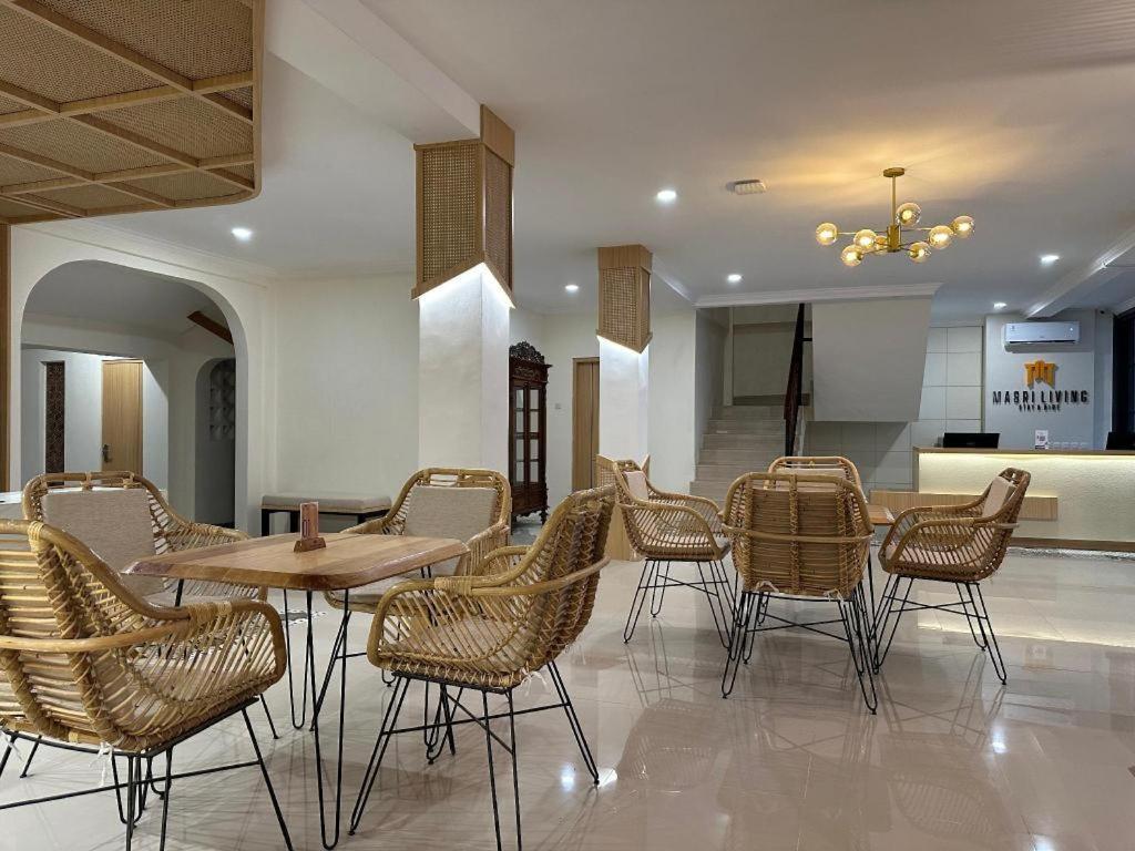 Hotel Masri Living By Daphna International à Yogyakarta Extérieur photo